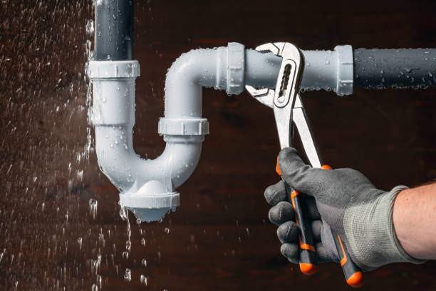 Professional Emergency Plumber technician working in Petersburg, KY